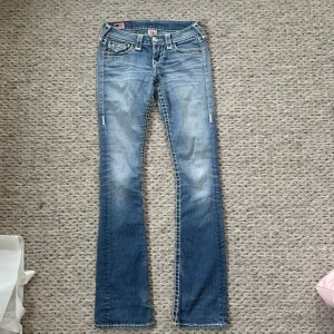 True Religion ljusblå bootcut jeans - Säljer ett par ljusblå jeans från True religon. Modellen har bootcut-ben och låg midja. Säljer då de har blivit för små!❤️