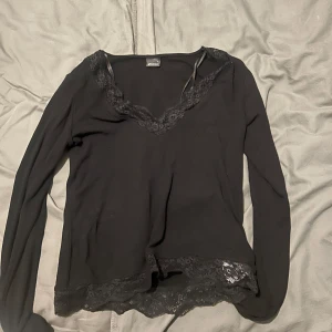 Svart långärmad tröja  - Använd 2 gånger, väldigt fin tröja med lite spets 