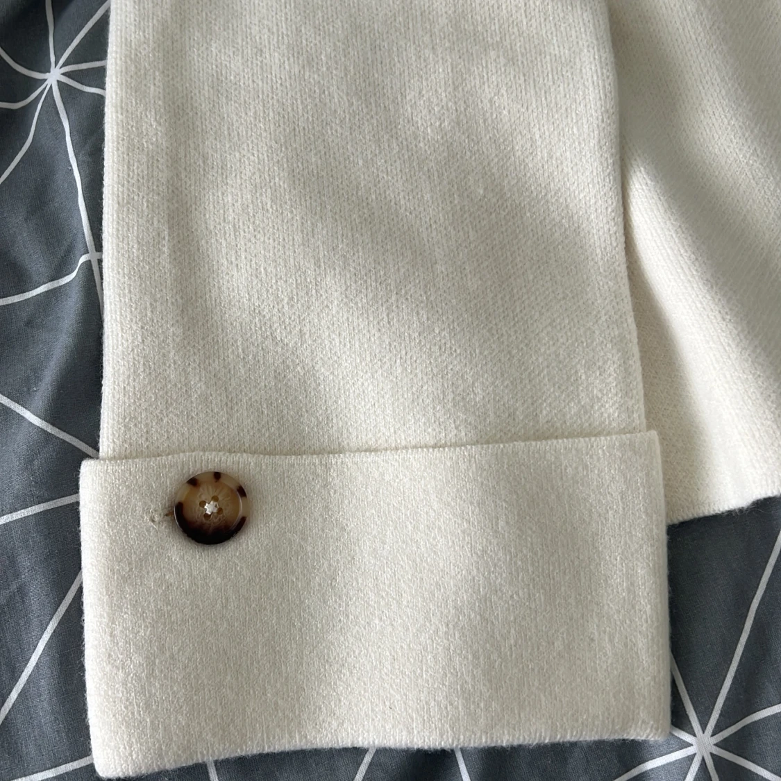 Vit kofta med knappar från Gina Tricot - 2