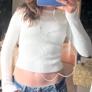 Zara stickad tröja  - Vit stickad tröja, smått croppad, aldrig använd 