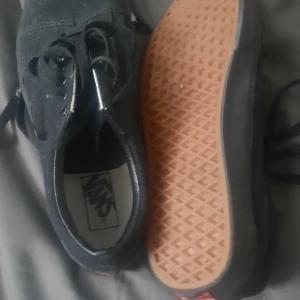 Skor vans storlek 43 - Hej säljer vans skor storlek 43 pris 400 kr i väldigt bra sick 