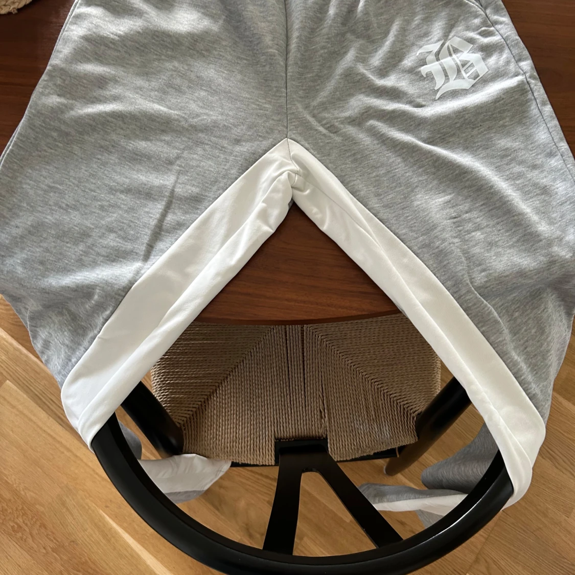 Grå mjukisbyxor med vit detalj