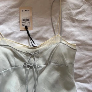 Helt ny klänning - Helt ny superfin ljusvit kortklänning från Monki. Aldrig använd, lapparna är kvar.