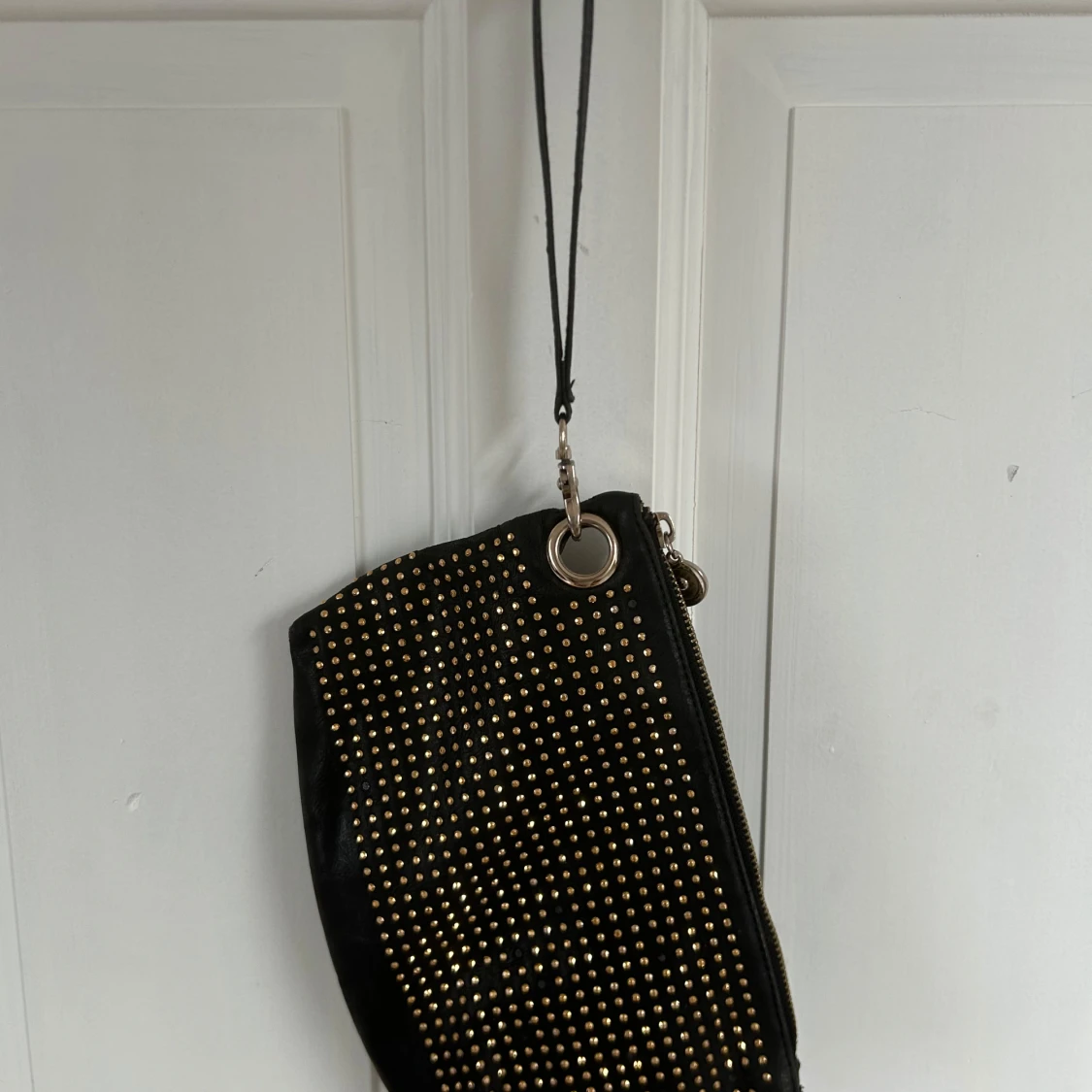 Svart kuvertväska med nitar