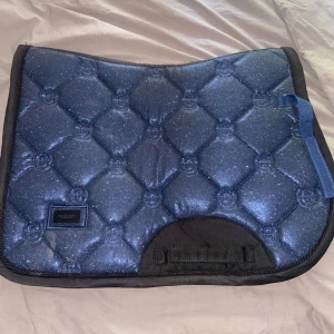 ES schabrak🥰 - Hej, jag säljer nu mitt glittriga Equestrian Stockholm schabrak i storlek full, schabraket köptes för 999kr och är använt fåtal gånger, de är i bra skick!🥰 priset är såklart diskuterbart🥰