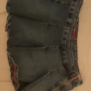 Lågmidjad jeans kjol  - Supersnygg lågmidjad jeans kjol som ej kommer till användning, passar mig bra som har storlek S 