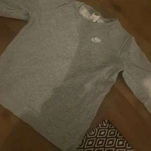 Nike sweatshirt - En väldigt skön Nike tröja som ger dig en avslappnad vibe. Själv så tycker jag att den passar till lite allt möjligt som t.ex jeans eller mjukisbyxor