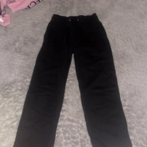 Svarta mjukisbyxor från Lager 157 - Svarta mjukisbyxor med elastisk midja och snörning. Byxorna har raka ben och fickor både fram och bak. De är fortfarande mjuka inuti och riktigt bekväma