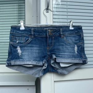 Lowrise Jeansshorts - Mycket fint skick, inga defekter!😇💓 Lite stretchiga och 39cm rakt över midjan, 16cm grenhöjd och 21cm långa mätt på sidan💓