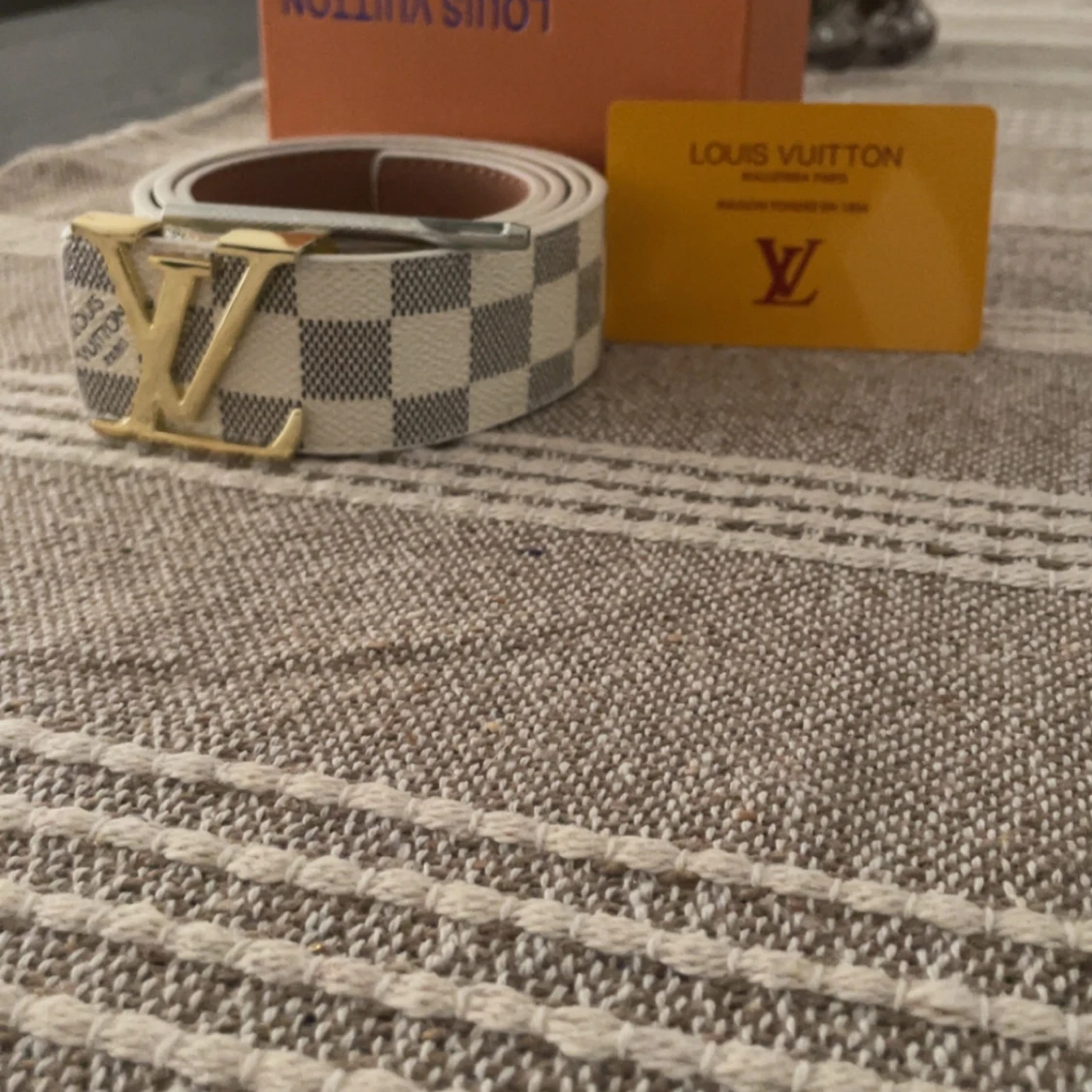 En vit och guld bälte  - 2