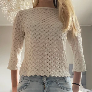 Spets-topp med trekvatsärmar - Jättesöt spets-topp med halvlånga ärmar med jättefin rygg (se tredje bilden)❤️