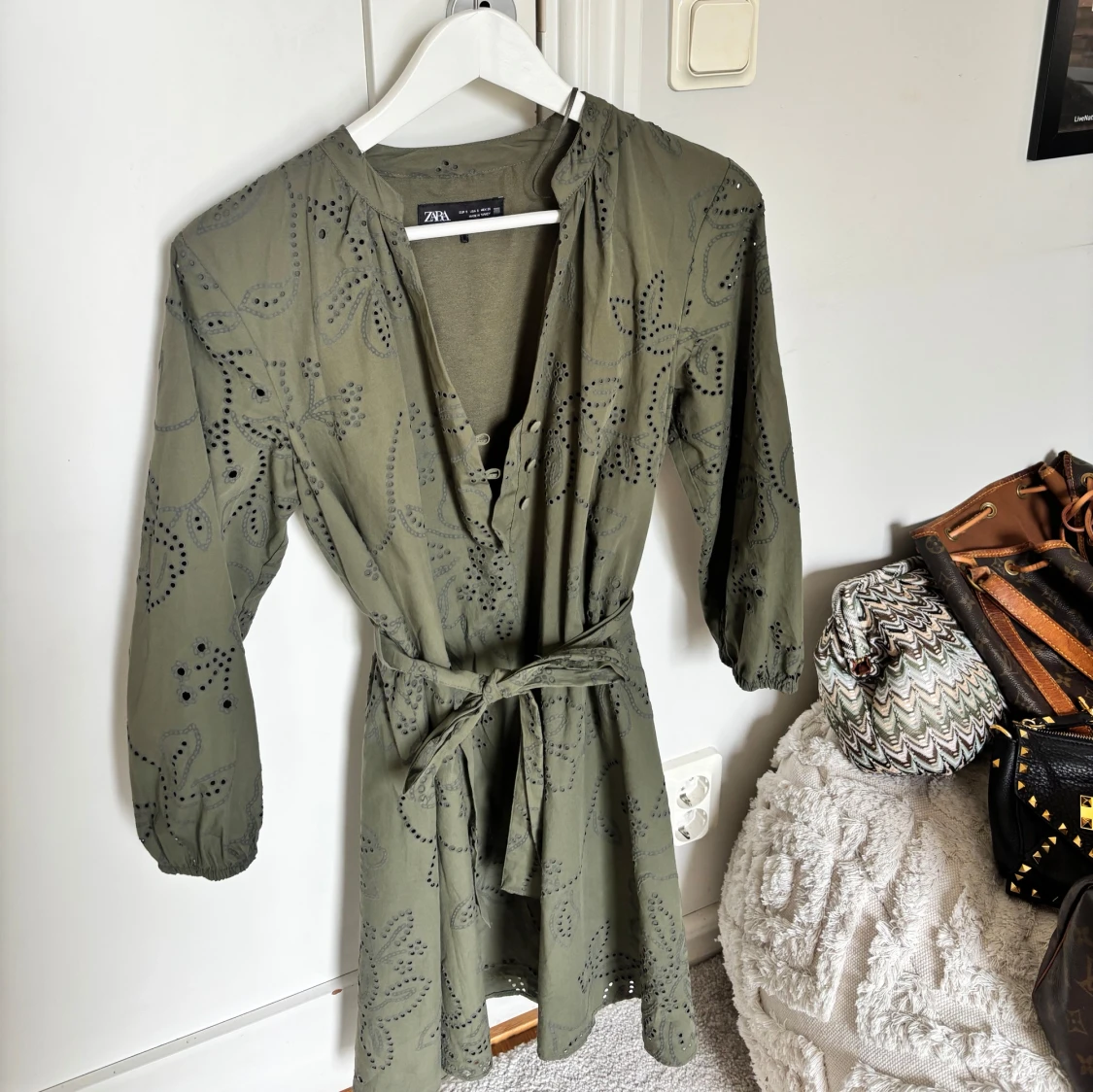 Olivgrön kortklänning från Zara - 2