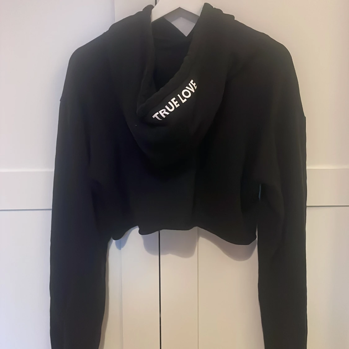 Svart croppad hoodie från Bik Bok - 1