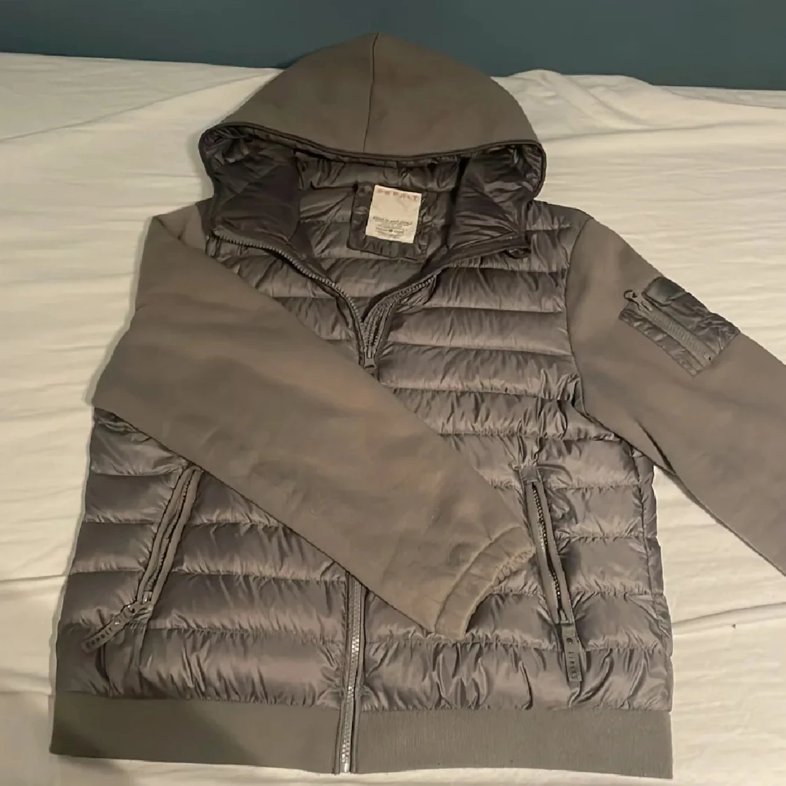 Grå pufferjacka med huva från Replay - 1