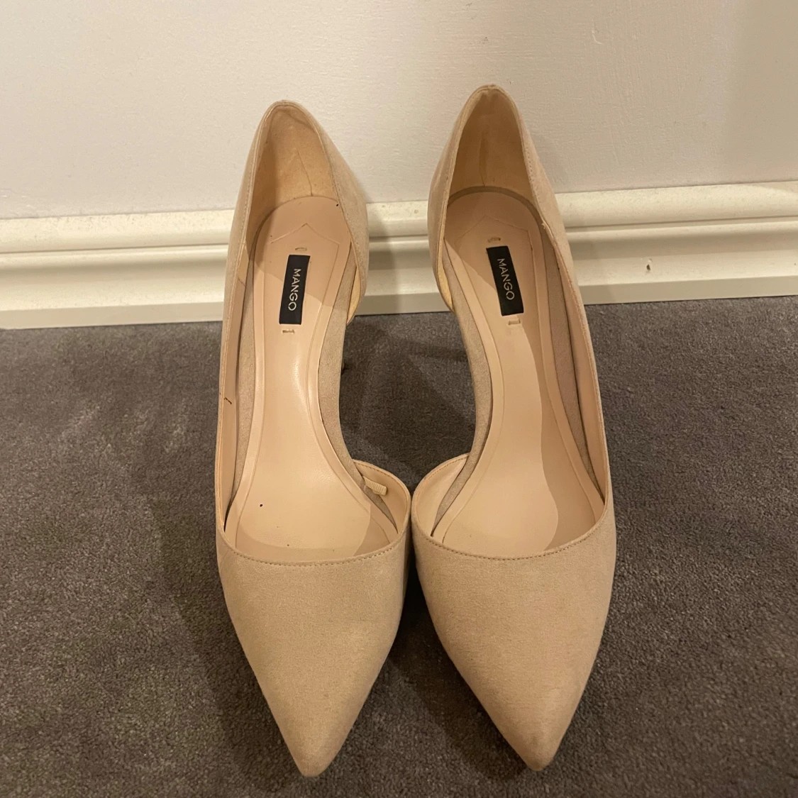 Beige pumps med spetsig tå från Mango - 1