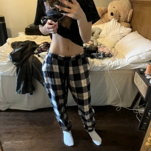 Mjukisbyxor från hunkemöller - Säljer mina pyjamasbyxor från hunkemöller som är otroligt sköna. Dom är i storlek m men passar xs-m