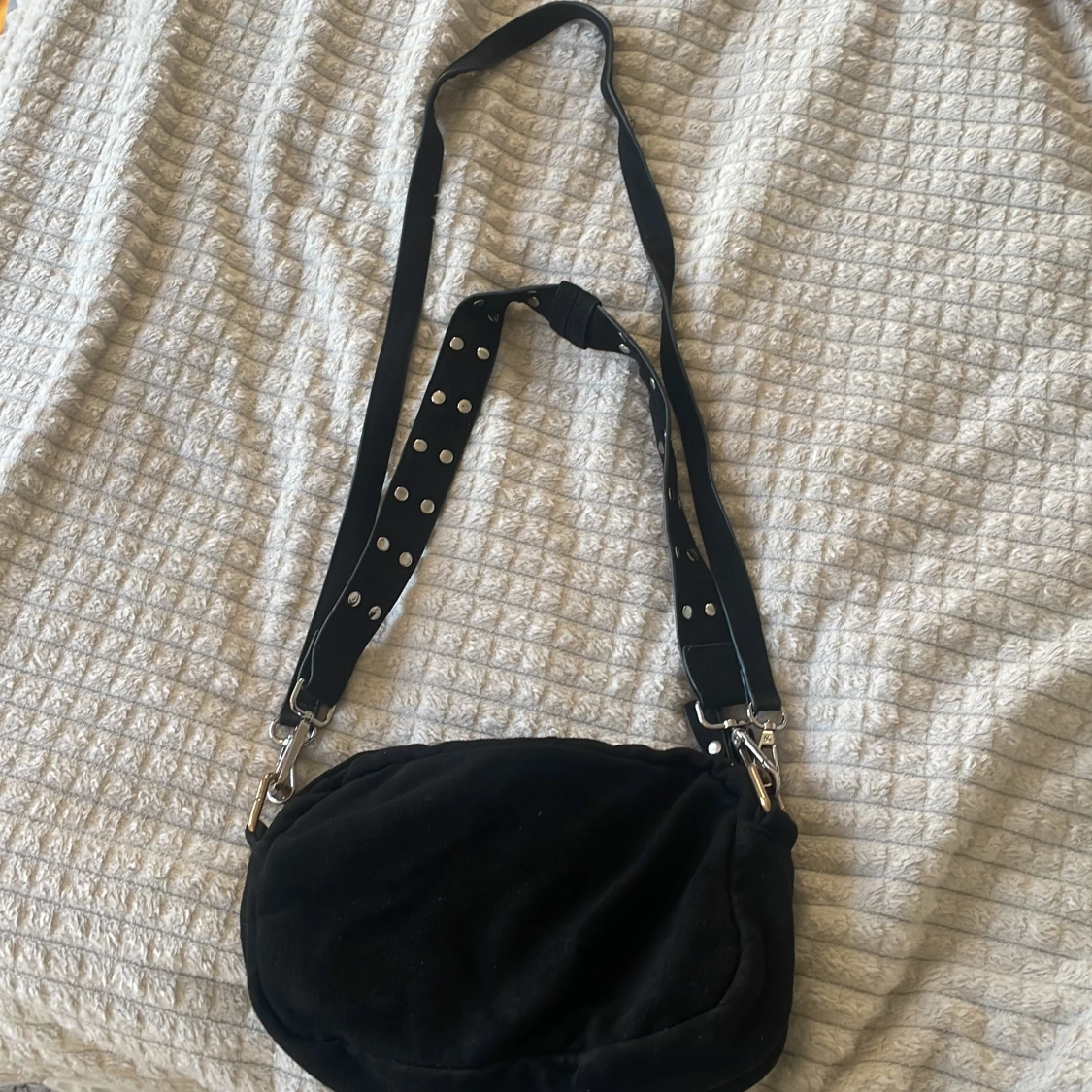 Svart axelväska med nitar och dragkedjor - 1