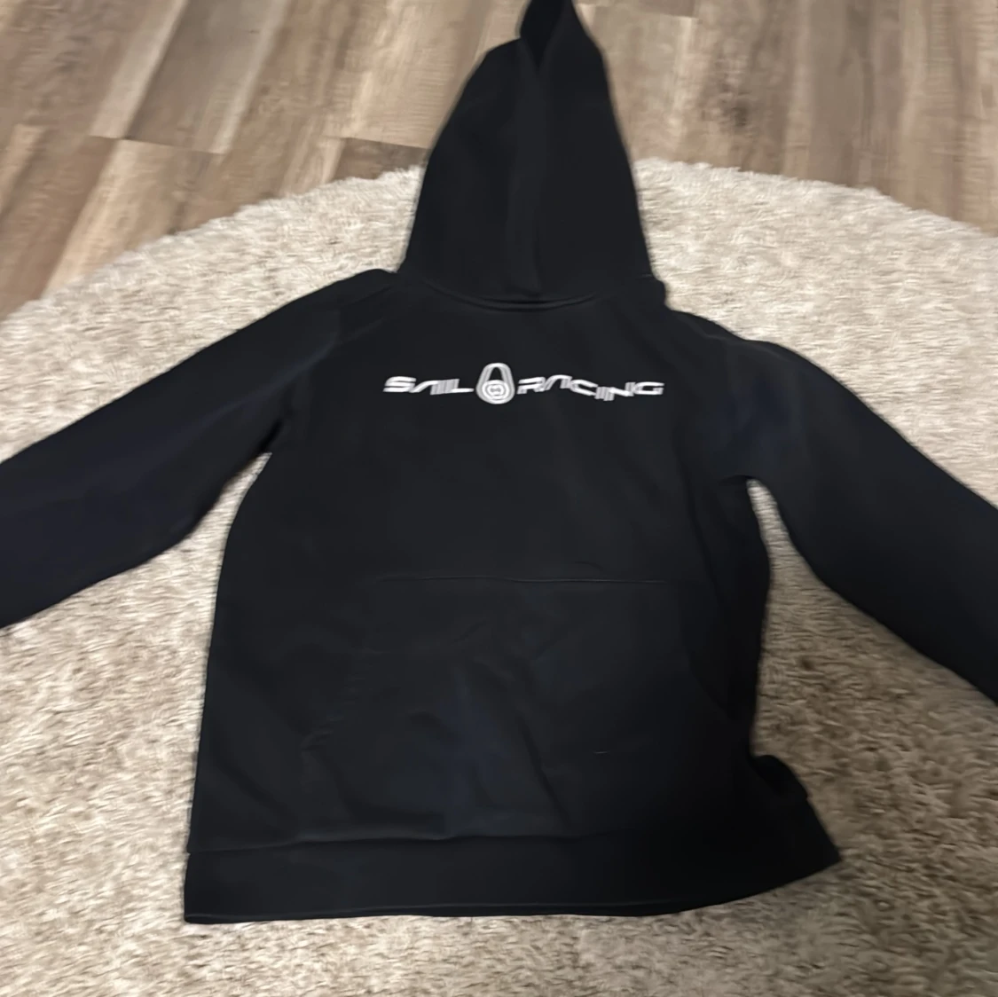 Svart Sail Racing hoodie med tryck