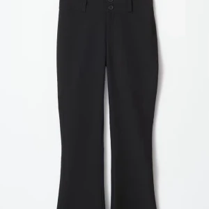 Svarta bootcut kostymbyxor - Svarta kostymbyxor med bootcut-snitt och klassisk design från gina tricout. bälteshällor och stängs med två knappar framtill. Perfekta för en clean och stilren look.