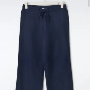 Marinblå linnebyxor - Tall young linnebyxor från Ginatricot, Köpta för någon månad sedan inga defekter!! Säljer eftersom stt den inte kommer till användning, Storlek 158/164 men hade sagt att det var en XS!! Nypris: 299kr