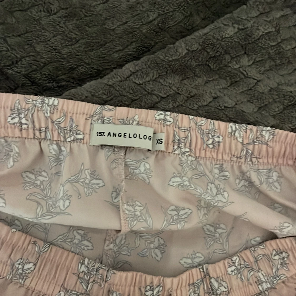 Blommiga ljusrosa shorts Angelolog XS - 2