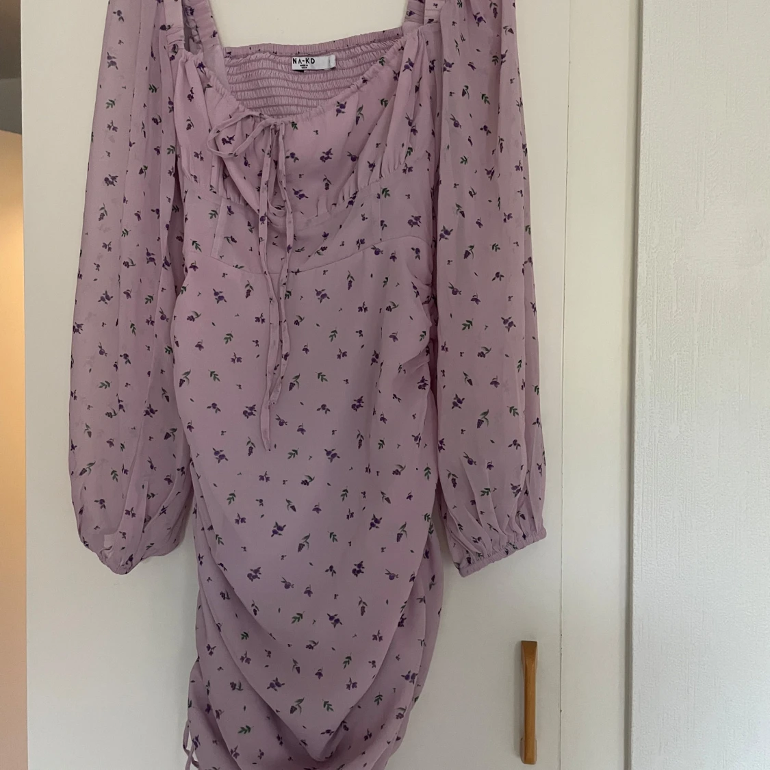 Ljuslila blommig klänning från NA-KD - 1