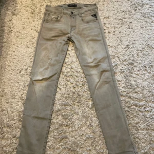 Replay Anbass - Replay Anbass Hyperflex Jeans 30/32 bra skick, slitna vid rumpan INTE HÅL! Sen något pytte hål där fram, Därav pris men fortfarande mycket liv kvar i dessa!