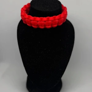 Armband paracord röd/orange - 🔥 Stil möter styrka – handgjort paracord-armband 🔥  Letar du efter en accessoar som både sticker ut och håller länge? Detta handgjorda paracord-armband i kraftfullt röd/orange är inte bara en färgklick – det är ett statement. 💥  ✔️ Justerbart knäppe för perfekt passform ✔️ Slitstarkt material – idealiskt för både vardag och äventyr ✔️ Längd: 19 cm ✔️ Unisex design – passar både honom & henne