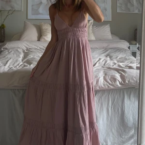 Ljusrosa långklänning med snörning - Använd en gång samt tvättad. Fickor på sidorna. Passar XS-M.