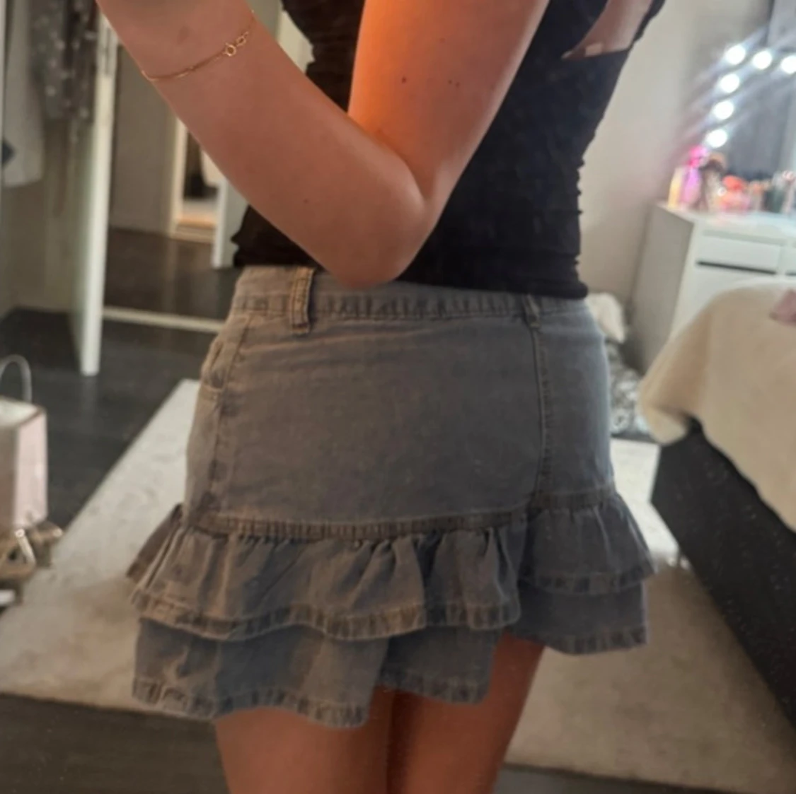 Blå jeanskjol med volang - 1