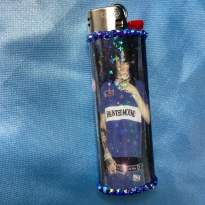 SEMATARY - blue fit - lighter - ⭐️ 1st Refillable BIC MAXI LIGHTER med HAUNTED MOUND inspirerad wrap⭐️ ✨Tillsammans med lightern kommer harold stickers och freebies! (klistermärken + godis) ✨
