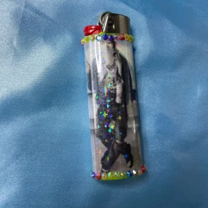 BLADEE - reality surf - lighter - ⭐️ 1st Refillable BIC MAXI LIGHTER med gtbsbe inspirerad wrap⭐️ ✨Tillsammans med lightern kommer random foto, drain stickers och freebies! (klistermärken + godis) ✨