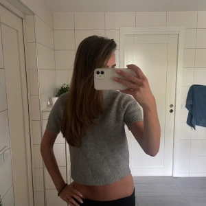 Grå stickad t-shirt  - Så fin stickad T-shirt från zara!! Lite nopprig annars fint skick💗