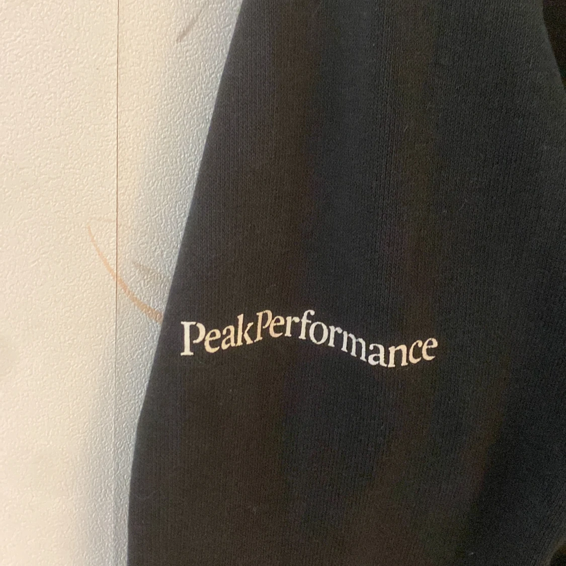 Svart hoodie från Peak Performance junior - 2