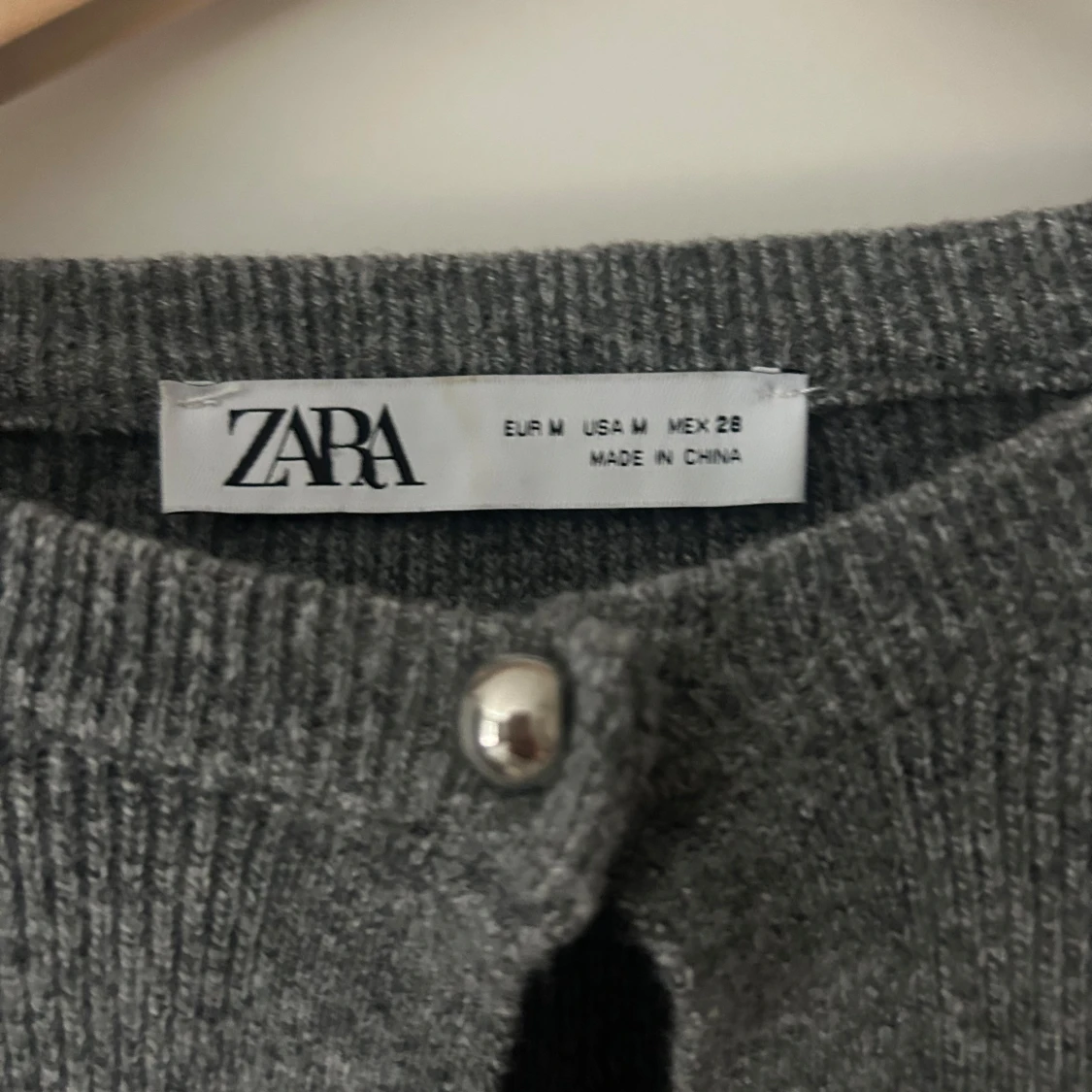 Grå kofta från Zara med pärlknappar - 1