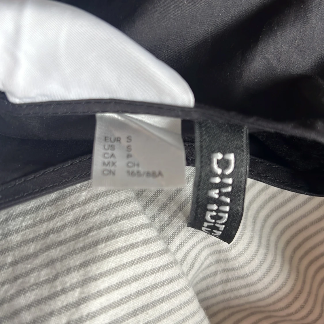 Svart blus med puffärmar  - 2