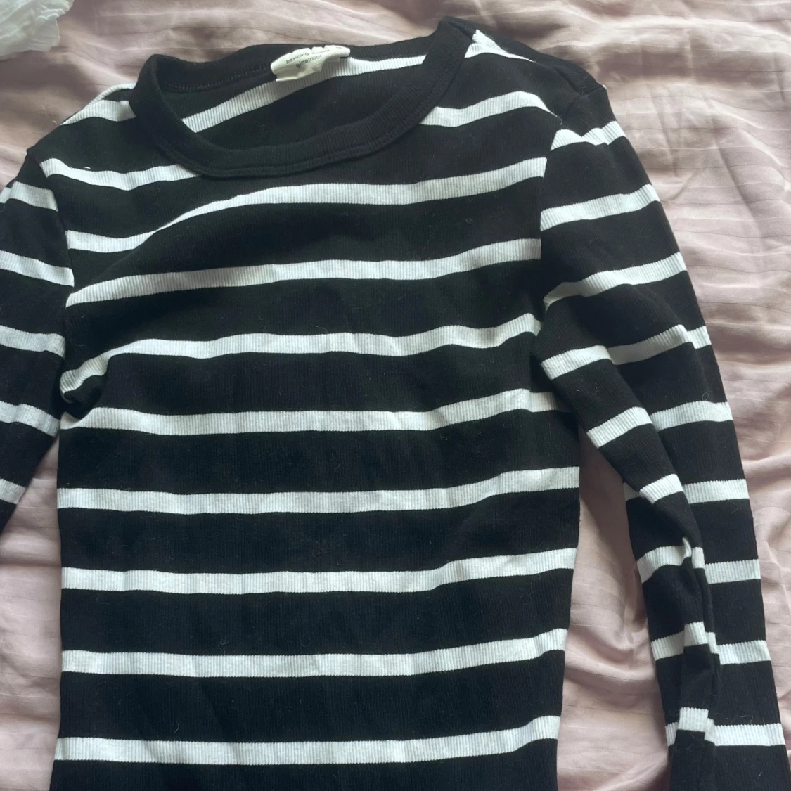 Svartvit randig långärmad tröja