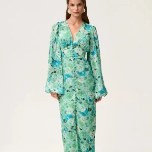Adoore - Positano dress - Superfin långklänning från Adoore. Modell: Positano. Den är helt slutsåld på deras hemsida och i deras butik.  Grön färg med blommigt mönster, V-ringning och långa, vida ärmar. Klänningen har knappar framtill och markerad midja som ger en snygg siluett. Endast använd en gång.  Originalpris: 1700 kr  Storlek: 36 / S