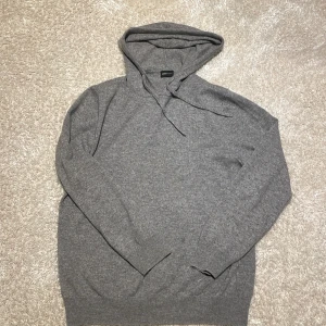 Kashmir hoodie - Kashmir hoodie från swedish fashion, helt ny aldrig använd, storlek M, säljer den då den är för stor, 100% Kashmir, vid frågor är det bara att skriva!✍️ 