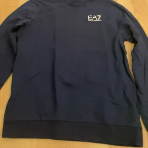 EA7 sweatshirt  - Säljer denna blåa EA7 sweatshirt då den är för liten. Storlek 175cm dock passar XS.
