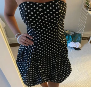 Vacker prickig klänning  - Säljer min fina svart prickiga klänning utan band, jag vet inte märket för köpte den begagnad💕