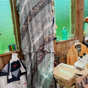 Blommig långklänning Miss Mary 50/52 - Långklänning från Miss Mary i mjukt, tunt tyg med blommigt mönster i grått, beige och ljusblått. Klänningen har v-ringning, korta ärmar och dragkedja i ryggen. Perfekt för dig som gillar en luftig och romantisk stil. Stl 50/52