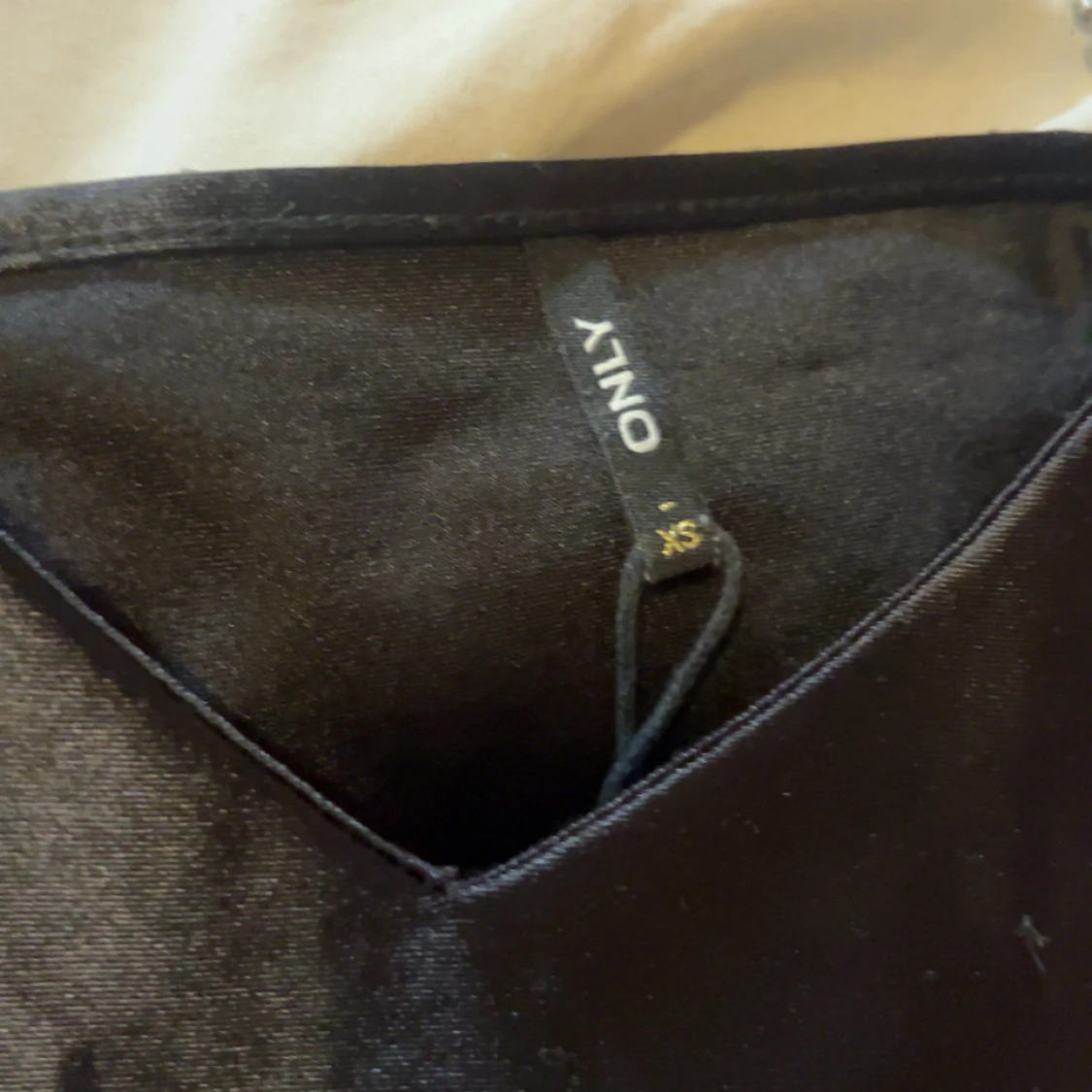 Svart satin klänning med strassband - 2