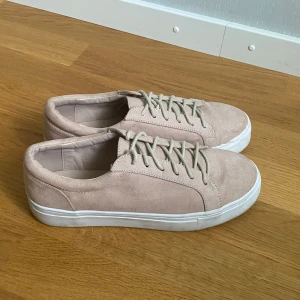 Beiga mockasneakers med platt sula - Seakers i ljusrosa mocka med vita platta sulor. Skorna är endast använda en gång.