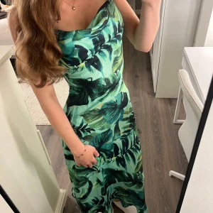 Grön blommig långklänning xs - Säljer en superhärlig grön blommig långklänning som är i helt nytt skick! Vet ej vilket märke💗
