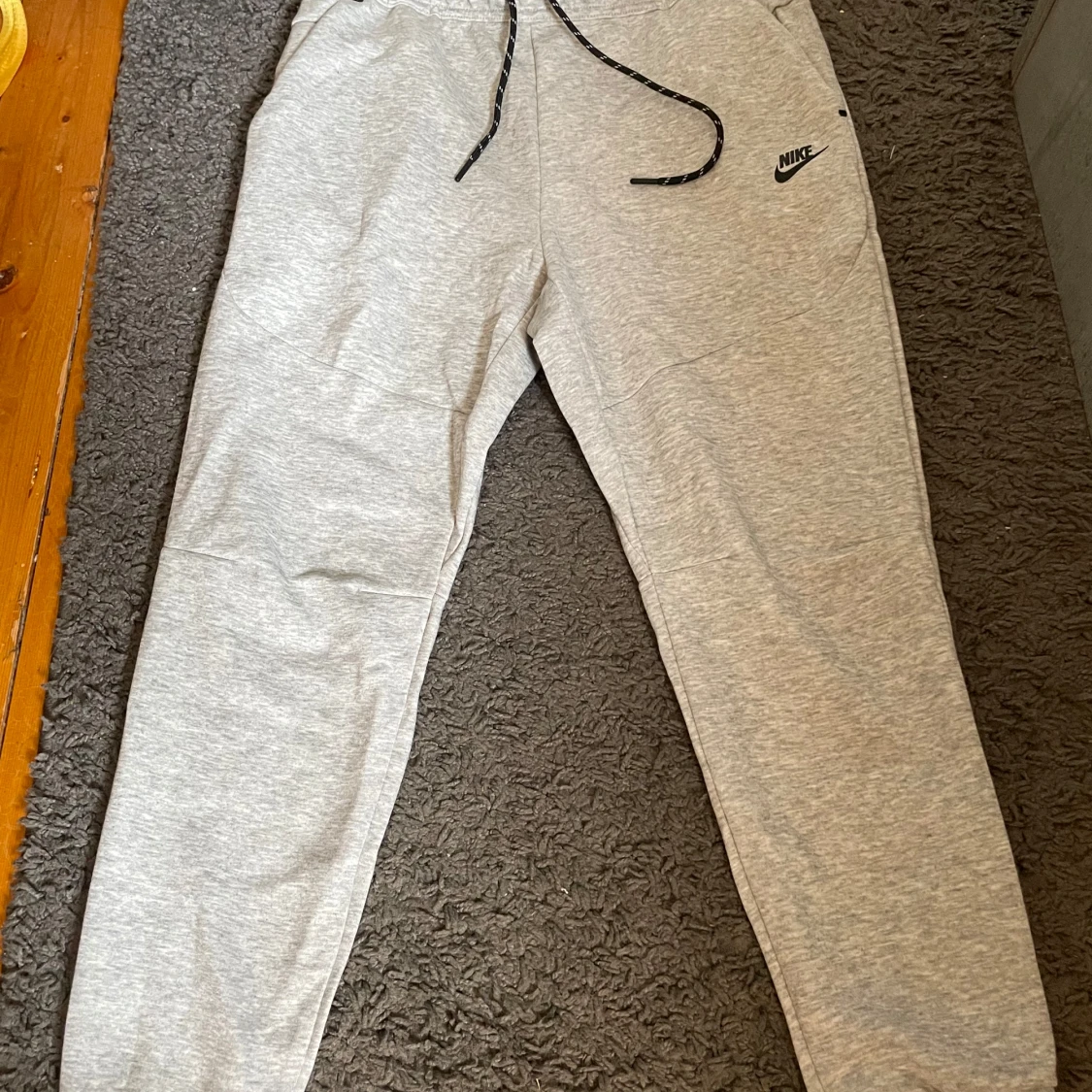 Grå mjukisbyxor från Nike