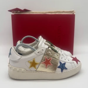 VALENTINO OPEN SNEAKERS - Valentino open sneakers - Skick: 8,5/10 - Tillbehör: enbart skorna - Storlek 35,5 sitter som 36 - Nypris ca 7700kr - Deluxecloset