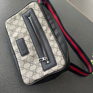 Två stycken axelväska  - Jag säljer två stycken axelväskor i bra skick.