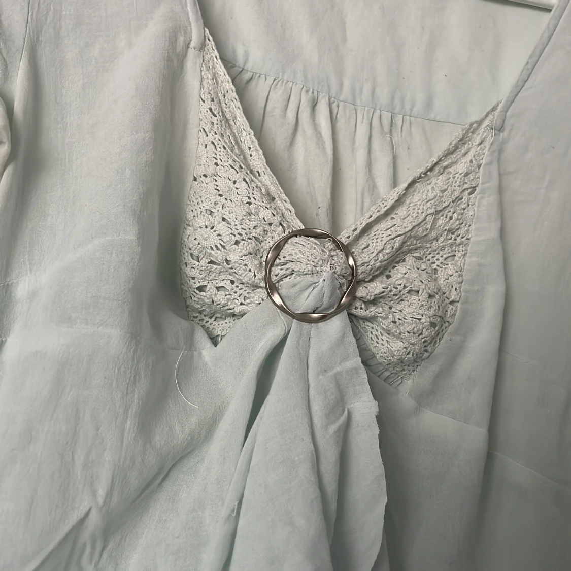 Ljusblå blus med spets och ringdetalj - 2