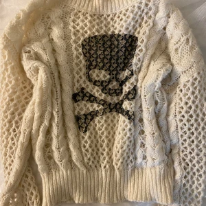 stickad tröja med dödskalle - varm stickad tröja med en svart dödskalle på❣️ köpt second hand